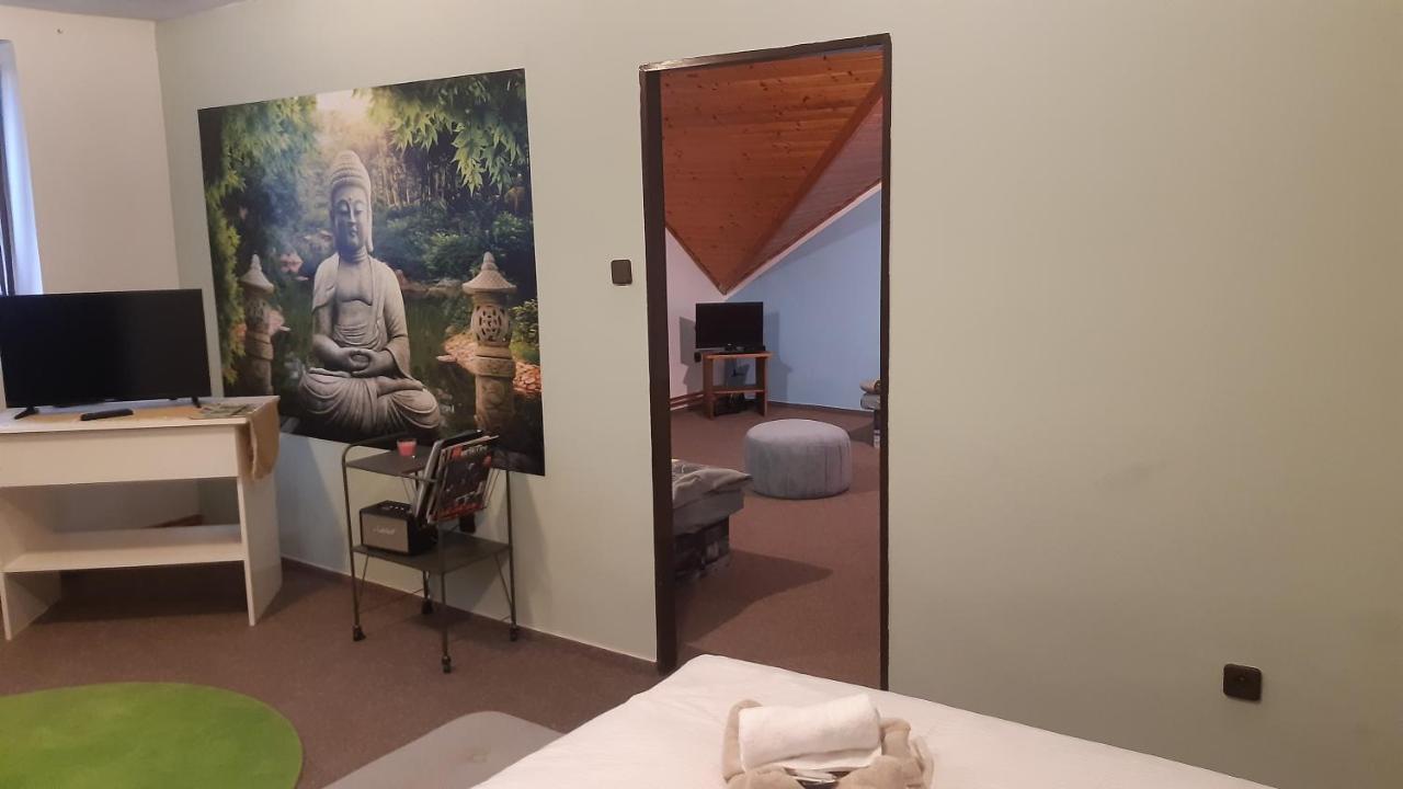 Budha Apartma Jirikov  Zewnętrze zdjęcie